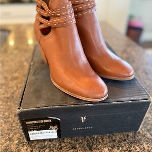 Frye  Naomi Pickstitch Shootie Tan Leather Ankle Booties in Whiskey Size 9.5 NIB